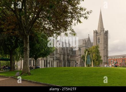 DUBLIN, Irlande - 3 août 2023 : l'extérieur de la cathédrale St Patrick vu de son parc Banque D'Images