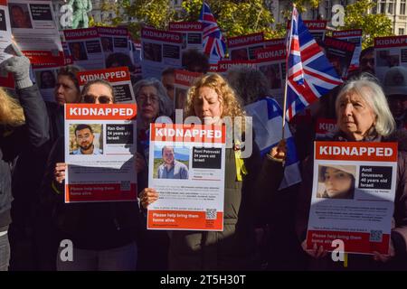 Londres, Royaume-Uni. 05 novembre 2023. Les manifestants tiennent des affiches avec des photos d'Israéliens enlevés par le Hamas pendant la manifestation. Des milliers de personnes se sont rassemblées sur la place du Parlement pour le rassemblement Bring Them Home pour les otages israéliens détenus par le Hamas à Gaza. Crédit : SOPA Images Limited/Alamy Live News Banque D'Images