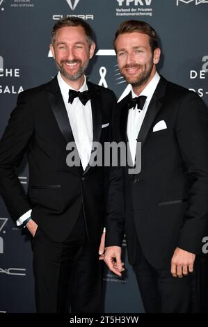 Daniel Boschmann et Sebastian Düren BEI der 27. Festlichen Operngala 2023 für die Deutsche AIDS Stiftung in der Deutschen Oper. Berlin, 04.11.2023 *** Daniel Boschmann et Sebastian Düren au gala festif de l'Opéra 27 2023 pour la Fondation allemande contre le sida à la Deutsche Oper Berlin, 04 11 2023 Foto:Xn.xKubelkax/xFuturexImagex operngala 3182 crédit : Imago/Alamy Live News Banque D'Images