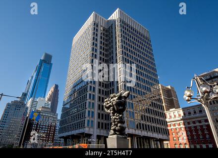 Philadelphie, PA – États-Unis – 13 octobre 2023 vue de la peau de granit gris clair de 18 étages et des cadres de fenêtres en saillie de la tour du gouvernement, le Philadelphia muni Banque D'Images