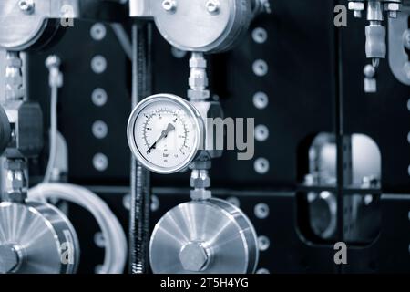 Manomètres montés sur la canalisation. Instruments de mesure pour le contrôle de la pression. Concept industriel Banque D'Images