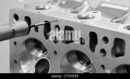Contrôle de la qualité de la fraiseuse CNC, de la machine de mesure de coordonnées, de la machine de contrôle de la qualité. réparation du bloc-cylindres du moteur diesel. Banque D'Images