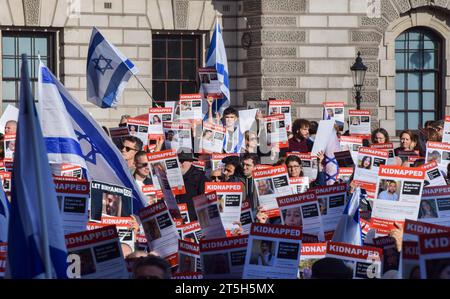 Londres, Royaume-Uni. 05 novembre 2023. Les manifestants brandissent des drapeaux israéliens et brandissent des affiches avec des photos d'Israéliens enlevés par le Hamas, pendant la manifestation. Des milliers de personnes se sont rassemblées sur la place du Parlement pour le rassemblement Bring Them Home pour les otages israéliens détenus par le Hamas à Gaza. (Photo de Vuk Valcic/SOPA Images/Sipa USA) crédit : SIPA USA/Alamy Live News Banque D'Images