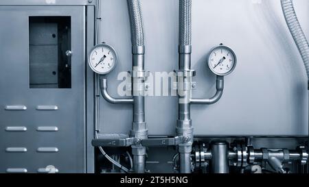 Manomètres montés sur la canalisation. Instruments de mesure pour le contrôle de la pression. Concept industriel Banque D'Images