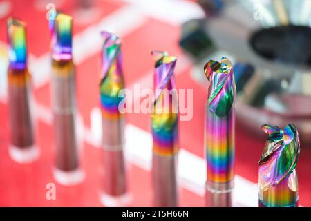 outil de coupe de métaux de fraisage industriel avec plaquette de coupe en carbure en atelier. Forets avec têtes interchangeables en carbure de tungstène Banque D'Images