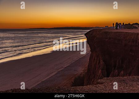 Sérénité dorée : coucher de soleil à Praia da Falésia, Algarve, Portugal Banque D'Images