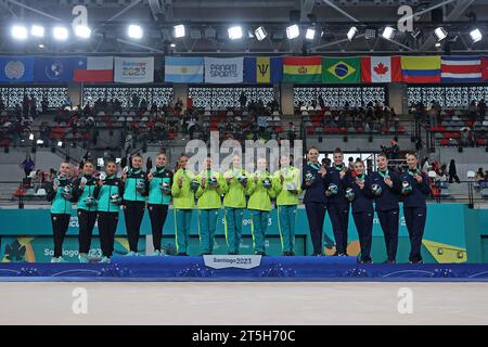 Santiago, Chili. 04 novembre 2023. Médaillé d'or Team Brazil célèbre sur le podium après avoir remporté la finale des 3 rubans et des 2 balles aux côtés des médaillés d'argent Team Mexico et médaillés de bronze Team United States, The Gymnastics Rhythmic, lors des Jeux panaméricains de Santiago 2023, au Centro de deportes colectivos, à Santiago le 04 novembre. Photo : Heuler Andrey/DiaEsportivo/Alamy Live News crédit : DiaEsportivo/Alamy Live News Banque D'Images