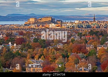 Édimbourg, Écosse, Royaume-Uni. 5 novembre 2023. Vue de Blackford Hill sur la Grange, Marchmont au château d'Édimbourg et la côte de Fife au-delà, le feuillage coloré est un feu d'artifice de la nature avec les couleurs éclatantes des arbres décidés et des arbustes. Température 9 degrés centigrades avec soleil nuageux. Crédit : Archwhite/alamy Live News. Banque D'Images