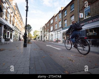 Espaces publics et apaisement de la circulation dans Orford Road Walthamstow village Londres Royaume-Uni, avec cycliste à cheval dans la rue Banque D'Images