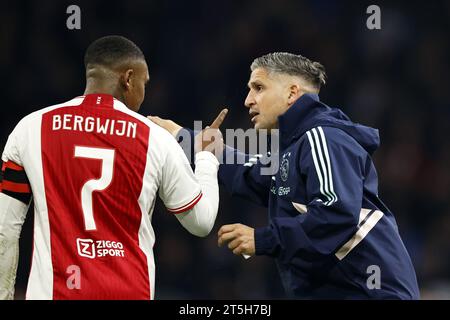 AMSTERDAM - (de gauche à droite) Steven Bergwijn de l'Ajax, l'entraîneur adjoint de l'Ajax Said Bakkati lors du match néerlandais d'Eredivisie entre l'Ajax Amsterdam et le SC Heerenveen au Johan Cruijff Arena le 5 novembre 2023 à Amsterdam, pays-Bas. ANP MAURICE VAN STEEN Banque D'Images