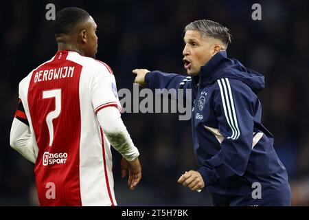 AMSTERDAM - (de gauche à droite) Steven Bergwijn de l'Ajax, l'entraîneur adjoint de l'Ajax Said Bakkati lors du match néerlandais d'Eredivisie entre l'Ajax Amsterdam et le SC Heerenveen au Johan Cruijff Arena le 5 novembre 2023 à Amsterdam, pays-Bas. ANP MAURICE VAN STEEN Banque D'Images