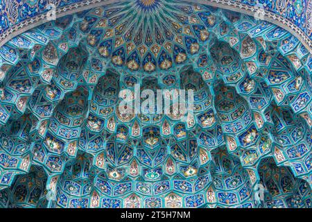 Saint-Pétersbourg, Russie - 02 août 2023 : détail du portail de la mosquée de la ville, élément de l'architecture islamique traditionnelle Banque D'Images