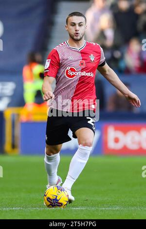 Londres, Royaume-Uni. 04 novembre 2023. Le défenseur de Southampton Taylor Harwood-Bellis (21) lors du match du Millwall FC contre Southampton FC SKY BET EFL Championship au Den, Londres, Angleterre, Royaume-Uni le 4 novembre 2023 Credit : Every second Media/Alamy Live News Banque D'Images