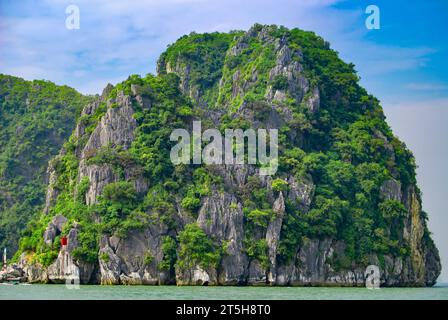 Une baie confortable sur l'une des îles de la baie d'Halong. Vietnam Banque D'Images