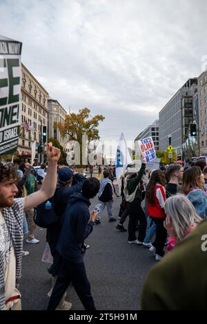 Washington, DC - 11-4-2023, manifestants pro-palestiniens marchant près de la Maison Blanche Banque D'Images