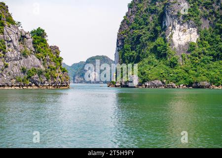 Îles Rocheuses dans la baie d'Halong. Vietnam Banque D'Images