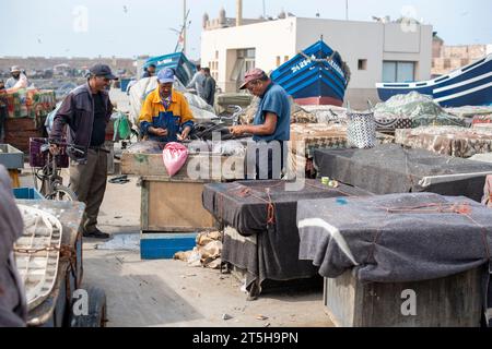 Pêcheurs réparant leurs lignes de pêche Essaouira Maroc Banque D'Images