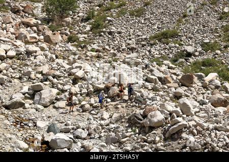 Août 19 2023 - Parc national d'Ala Archa, Kirghizistan en Asie centrale : les gens apprécient la randonnée dans le parc national d'Ala Archa en été Banque D'Images