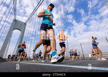 New York, États-Unis. 05 novembre 2023. Les participants traversent le pont Verrazano lors du NYRR TCS New York Marathon 2023 à New York City le dimanche 5 novembre 2023. Plus de 50 000 coureurs de New York et du monde entier parcourent les cinq arrondissements sur un parcours qui serpente depuis le pont Verrazano avant de franchir la ligne d'arrivée par Tavern on the Green à Central Park. Photo de Corey Sipkin/UPI crédit : UPI/Alamy Live News Banque D'Images