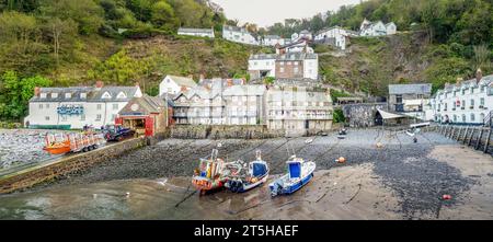 CLOVELLY, DEVON, ANGLETERRE - MAI 2 2023 : vue panoramique des bateaux dans le port de Clovelly, un petit village sur la côte de l'océan Atlantique, Devon, Angleterre Banque D'Images