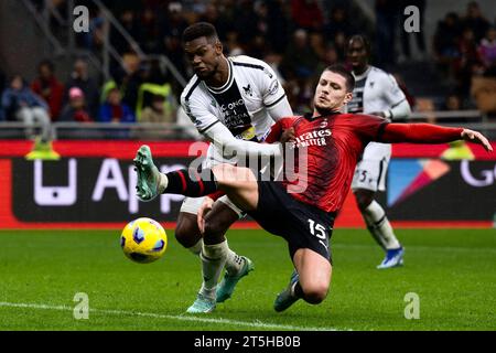 Luka Jovic de l'AC Milan concourt pour le ballon avec Christian Kabasele de l'Udinese Calcio lors du match de football Serie A entre l'AC Milan et l'Udinese Calcio. Banque D'Images