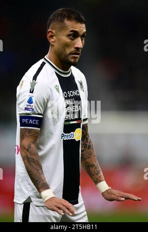 Roberto Pereyra de l'Udinese Calcio fait des gestes lors du match de football Serie A entre l'AC Milan et l'Udinese Calcio. Banque D'Images