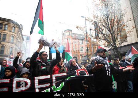 Manchester, Royaume-Uni. 04 novembre 2023. Libération de la Palestine et fin du conflit de Gaza manifestation, Manchester 4 novembre 2023 crédit : Rachel Parsley/Alamy Live News Banque D'Images