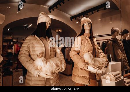 Deux mannequins féminins habillés d'un élégant manteau chaud brun beige. Collection de mode automne hiver Banque D'Images