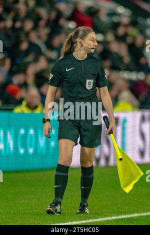 Derby, Royaume-Uni. Octobre 31 2023 : arbitre adjoint Sian Massey-Ellis au Pride Park Stadium officiant au match EFL League 1 Derby County Banque D'Images