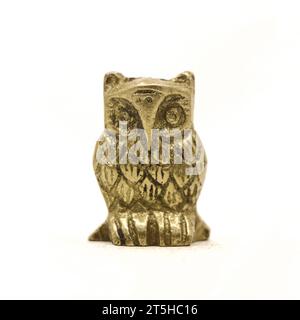 figurine de hibou en bronze antique avec de vieilles sculptures usées isolées sur fond blanc Banque D'Images