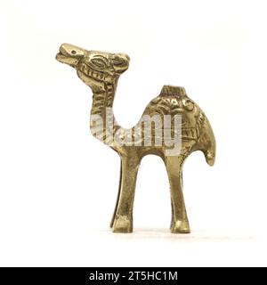 une figure de chameau vintage sculptée avec de beaux détails en métal laiton doré isolé dans un fond blanc Banque D'Images