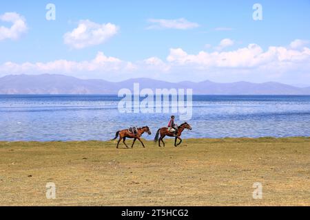 Août 23 2023 - lac Song kol au Kirghizistan : les nomades vivent leur vie ordinaire sur les pâturages d'été Banque D'Images