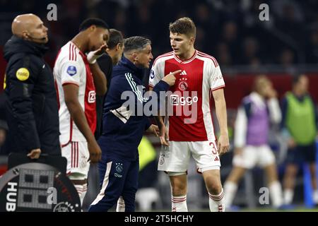 AMSTERDAM - (de gauche à droite) l'entraîneur adjoint de l'Ajax Said Bakkati, Anton Gaaei de l'Ajax lors du match néerlandais d'Eredivisie entre l'Ajax Amsterdam et le SC Heerenveen à la Johan Cruijff Arena le 5 novembre 2023 à Amsterdam, pays-Bas. ANP MAURICE VAN STEEN Banque D'Images