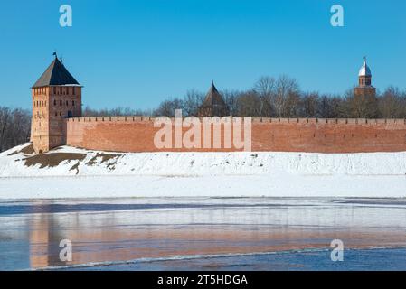 Journée de printemps aux murs de l'ancien Kremlin. Veliky Novgorod, Russie Banque D'Images