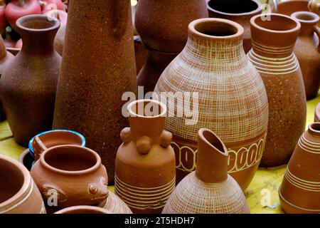 Collection d'images avec pot de poterie fait main non émaillé en argile rouge. Vase Teracota. Bases de la poterie. Vente à Pune, Inde, foire artisanale. Banque D'Images