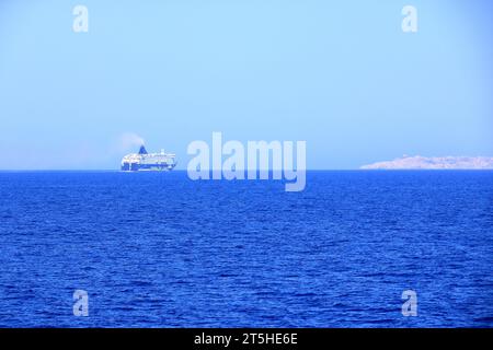 Mai 27 2023 - Santa Teresa Gallura, Sardaigne en Italie, mer Méditerranée : Grand Grimaldi Lines RoRo (Roll On/Off) navire naviguant sur la Méditerranée se Banque D'Images