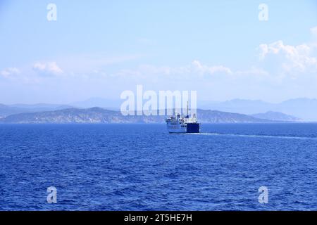 Mai 27 2023 - Santa Teresa Gallura, Sardaigne en Italie, mer Méditerranée : Grand Ichnusa Lines RoRo (Roll On/Off) navire naviguant sur la mer Méditerranée Banque D'Images