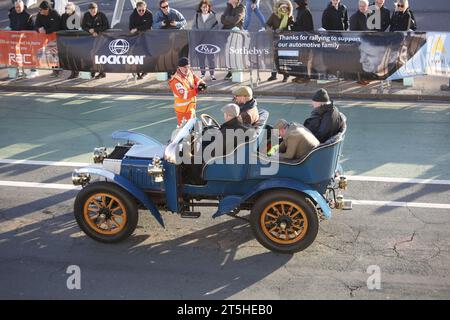 Brighton, Royaume-Uni, 05/ novembre/ 2023 Londres à Brighton Veteran Var Run 2023. 400 voitures entrent dans la course annuelle London to Brighton Run, avec celles qui terminent sur Madeira Drive de Brighton. Un Clément de 120 ans atteint son privilège de finition. Crédit : Roland Ravenhill/Alamy Banque D'Images