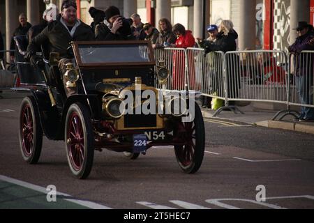 Brighton, Royaume-Uni, 05/ novembre/ 2023 Londres à Brighton Veteran Var Run 2023. 400 voitures entrent dans la course annuelle London to Brighton Run, avec celles qui terminent sur Madeira Drive de Brighton. Un Clément de 120 ans atteint son privilège de finition. Crédit : Roland Ravenhill/Alamy Banque D'Images