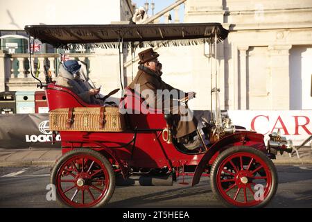 Brighton, Royaume-Uni, 05/ novembre/ 2023 Londres à Brighton Veteran Var Run 2023. 400 voitures entrent dans la course annuelle London to Brighton Run, avec celles qui terminent la ligne à M adeira Drive de Brighton. Certains pilotes s’habillent pour l’occasion, comme avec ce de Dion bouton. Crédit : Roland Ravenhill/Alamy Banque D'Images