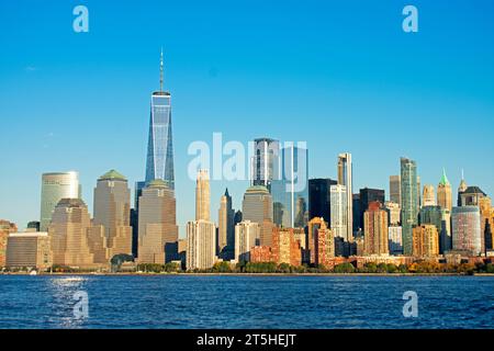 Reflets de l'heure d'or et horizon du quartier financier de Manhattan vus de l'autre côté de l'Hudson River, au Liberty State Park, New Jersey, -19 Banque D'Images