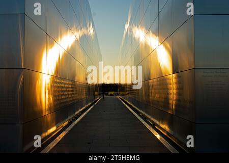 Le soleil couchant reflète un anneau de feu à l'intérieur du mémorial Empty Sky au Liberty State Park à Jersey City, NJ -04 Banque D'Images