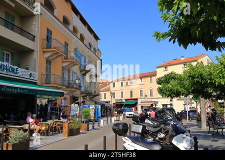 Juin 02 2023 - Saint-Florent, Corse en France : les habitants du centre-ville aux maisons colorées Banque D'Images