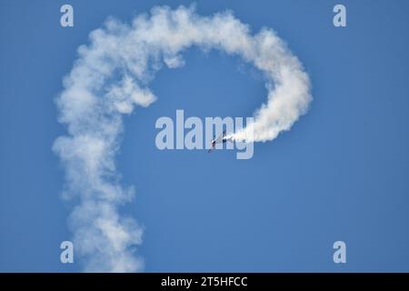 Skopje, Macédoine. L'avion acrobatique français Extra 330SC avec une traînée de fumée il a fait des miracles au-dessus de la tête des spectateurs. Banque D'Images