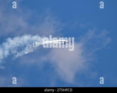 Skopje, Macédoine. L'avion acrobatique français Extra 330SC avec une traînée de fumée il a fait des miracles au-dessus de la tête des spectateurs. Banque D'Images