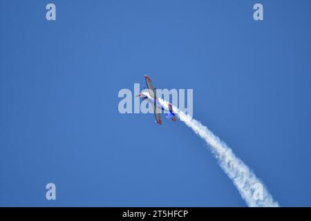 Skopje, Macédoine. L'avion acrobatique français Extra 330SC avec une traînée de fumée il a fait des miracles au-dessus de la tête des spectateurs. Banque D'Images