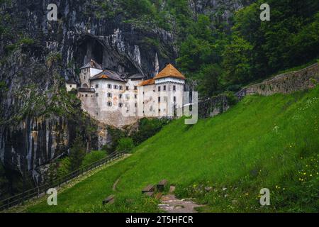 L'un des plus fabuleux et célèbre château de grotte, Predjama, Slovénie, Europe Banque D'Images