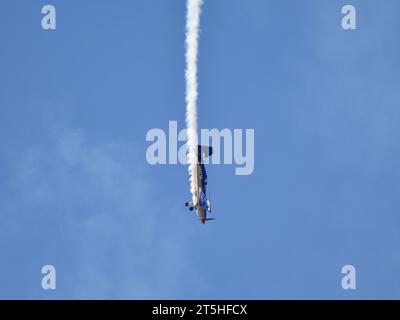 Skopje, Macédoine. L'avion acrobatique français Extra 330SC avec une traînée de fumée il a fait des miracles au-dessus de la tête des spectateurs. Banque D'Images