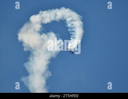 Skopje, Macédoine. L'avion acrobatique français Extra 330SC avec une traînée de fumée il a fait des miracles au-dessus de la tête des spectateurs. Banque D'Images