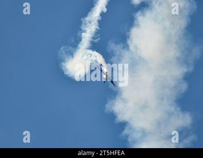 Skopje, Macédoine. L'avion acrobatique français Extra 330SC avec une traînée de fumée il a fait des miracles au-dessus de la tête des spectateurs. Banque D'Images